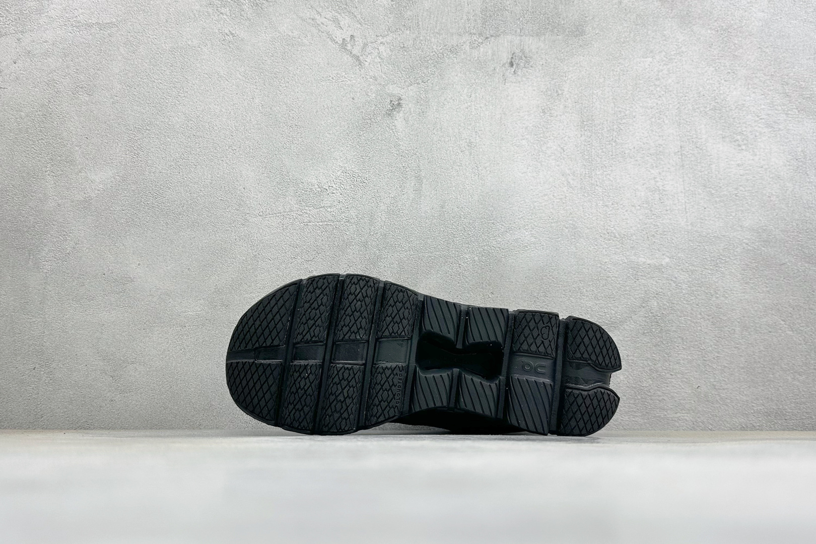 ZC版On昂跑 Cloud X Z5系列低帮轻量舒适多功能休闲运动鞋 采用工程飞织网布组合再生聚酯纤维鞋面材质搭载独家隐