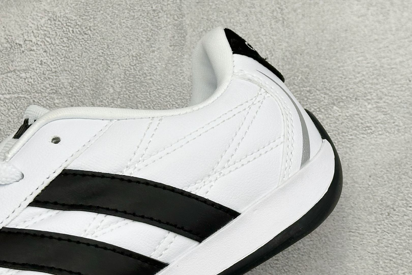 CH版Adidas Trainers 赛车跆拳道二代 阿迪经典复古慢跑鞋 鞋款采用舒爽尼龙鞋面、绒面革饰面和皮革细节等设