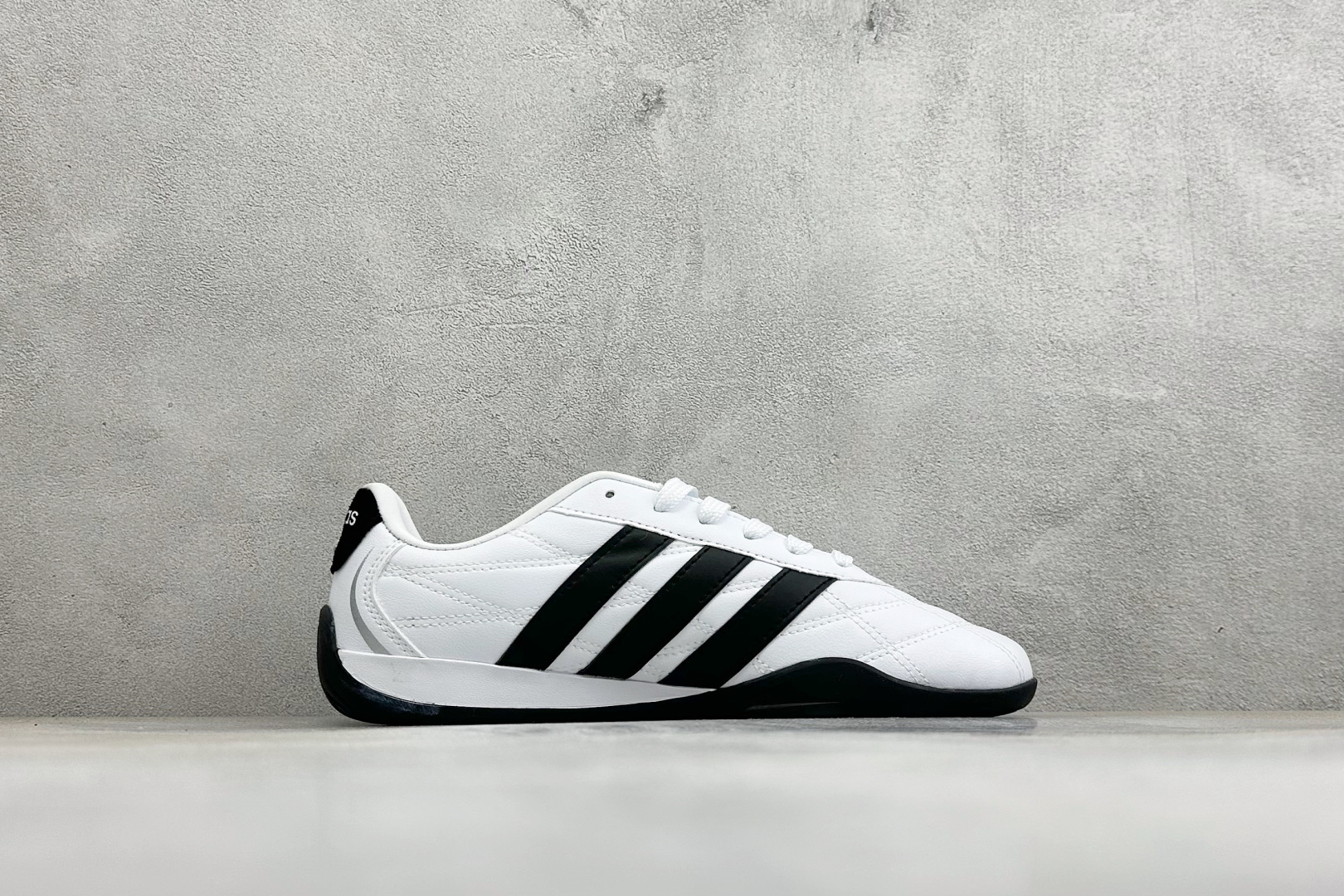CH版Adidas Trainers 赛车跆拳道二代 阿迪经典复古慢跑鞋 鞋款采用舒爽尼龙鞋面、绒面革饰面和皮革细节等设
