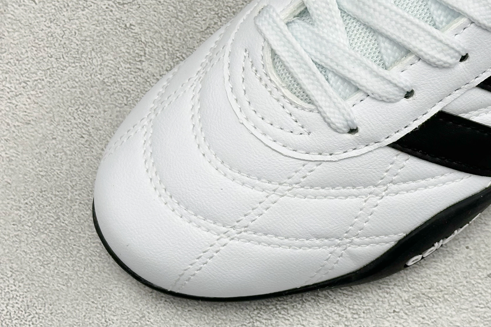 CH版Adidas Trainers 赛车跆拳道二代 阿迪经典复古慢跑鞋 鞋款采用舒爽尼龙鞋面、绒面革饰面和皮革细节等设