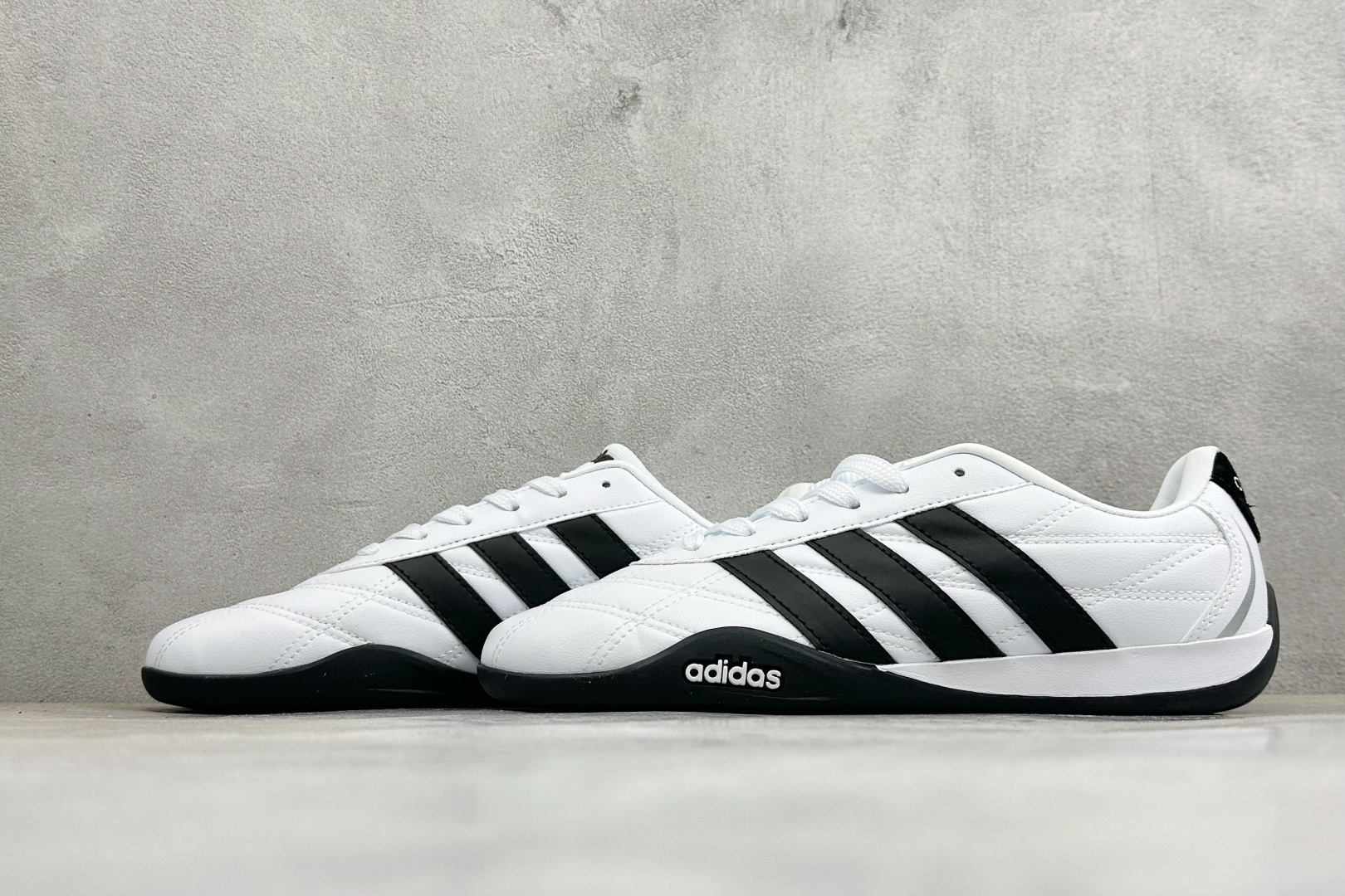 CH版Adidas Trainers 赛车跆拳道二代 阿迪经典复古慢跑鞋 鞋款采用舒爽尼龙鞋面、绒面革饰面和皮革细节等设