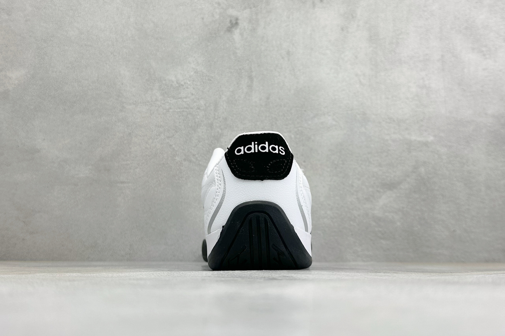 CH版Adidas Trainers 赛车跆拳道二代 阿迪经典复古慢跑鞋 鞋款采用舒爽尼龙鞋面、绒面革饰面和皮革细节等设
