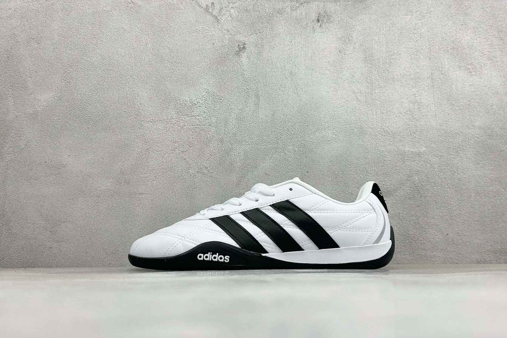 CH版Adidas Trainers 赛车跆拳道二代 阿迪经典复古慢跑鞋 鞋款采用舒爽尼龙鞋面、绒面革饰面和皮革细节等设