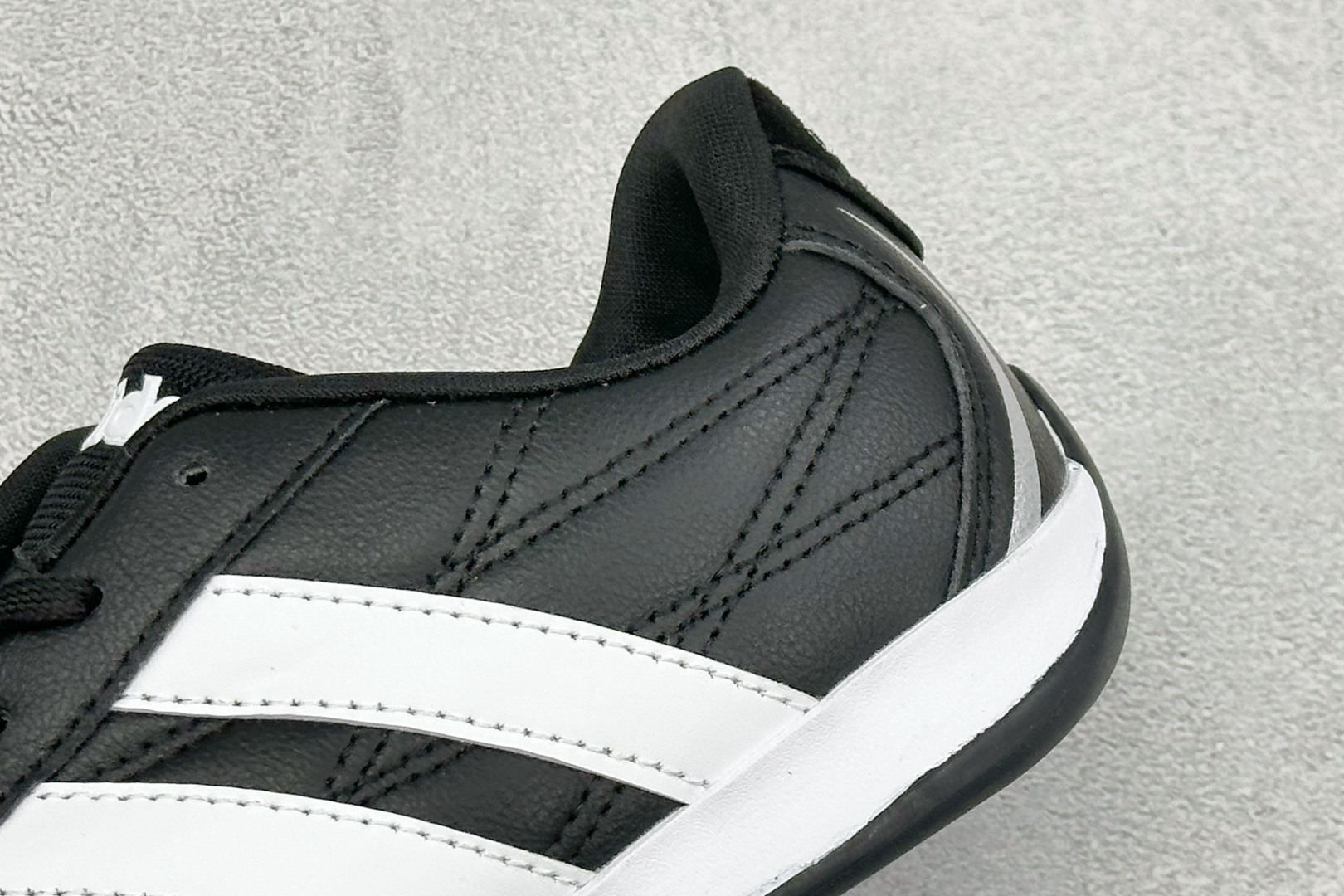 CH版Adidas Trainers 赛车跆拳道二代 阿迪经典复古慢跑鞋 鞋款采用舒爽尼龙鞋面、绒面革饰面和皮革细节等设
