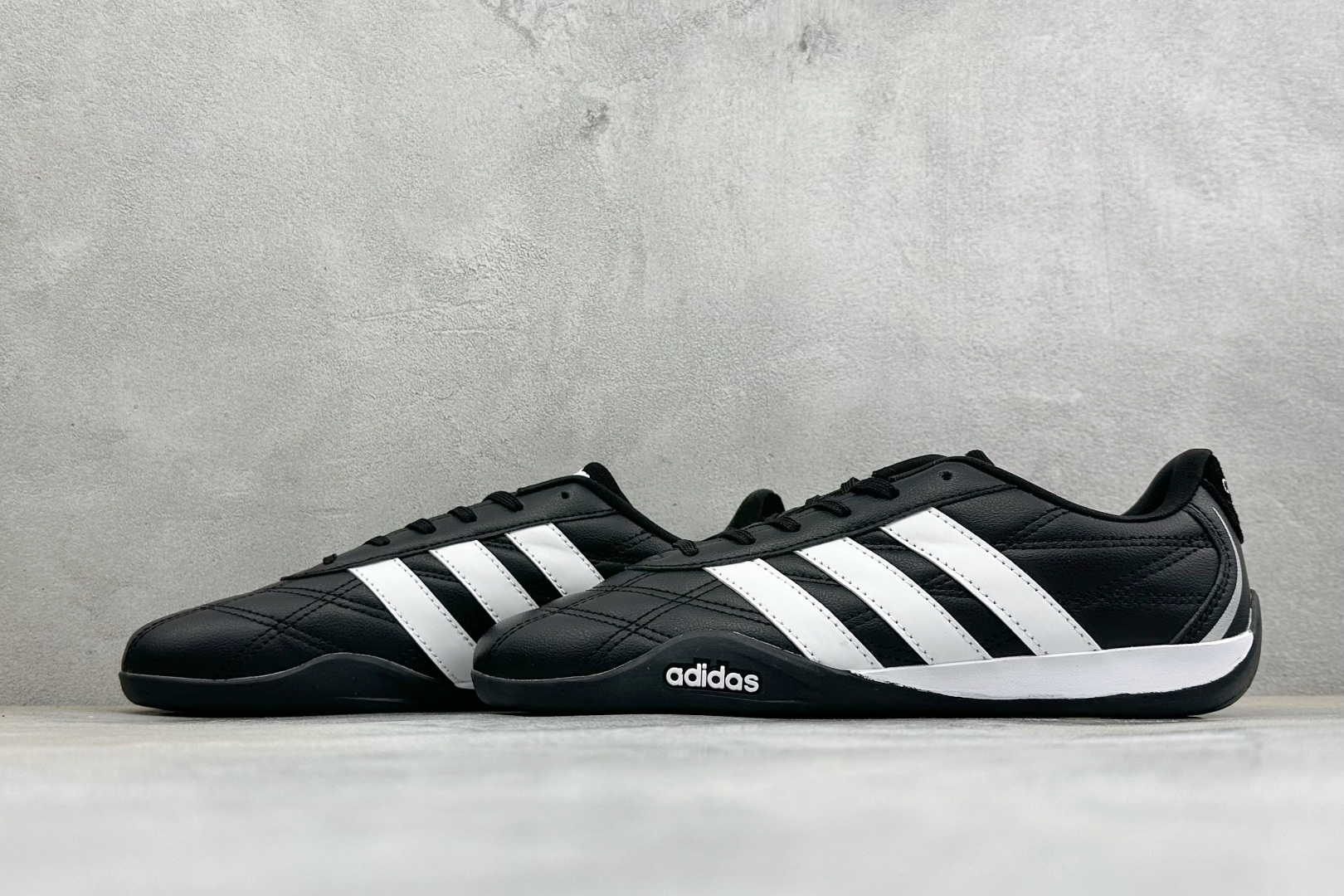 CH版Adidas Trainers 赛车跆拳道二代 阿迪经典复古慢跑鞋 鞋款采用舒爽尼龙鞋面、绒面革饰面和皮革细节等设