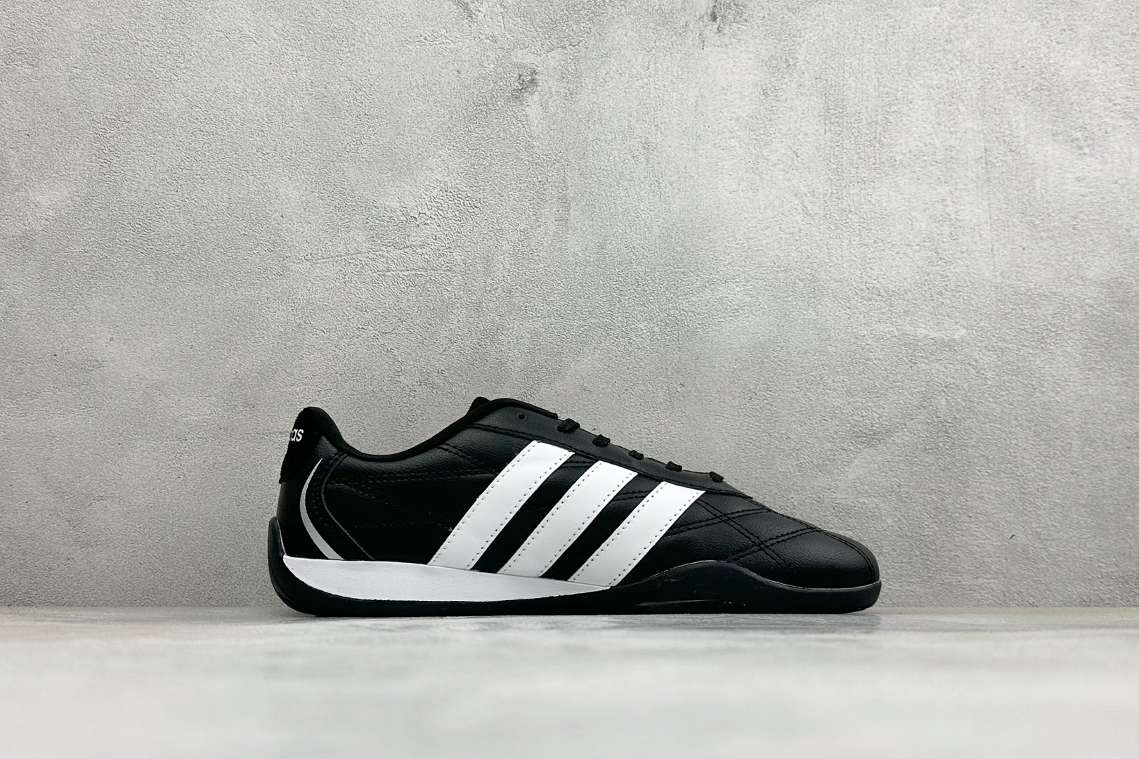 CH版Adidas Trainers 赛车跆拳道二代 阿迪经典复古慢跑鞋 鞋款采用舒爽尼龙鞋面、绒面革饰面和皮革细节等设