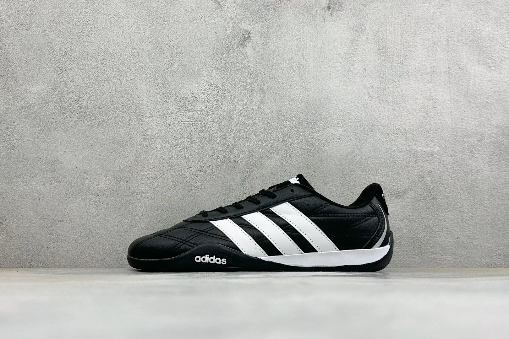 CH版Adidas Trainers 赛车跆拳道二代 阿迪经典复古慢跑鞋 鞋款采用舒爽尼龙鞋面、绒面革饰面和皮革细节等设