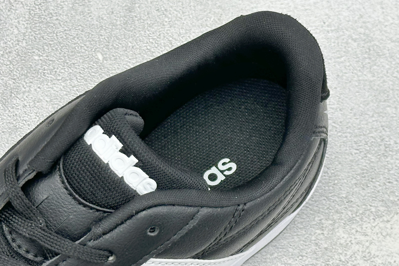CH版Adidas Trainers 赛车跆拳道二代 阿迪经典复古慢跑鞋 鞋款采用舒爽尼龙鞋面、绒面革饰面和皮革细节等设