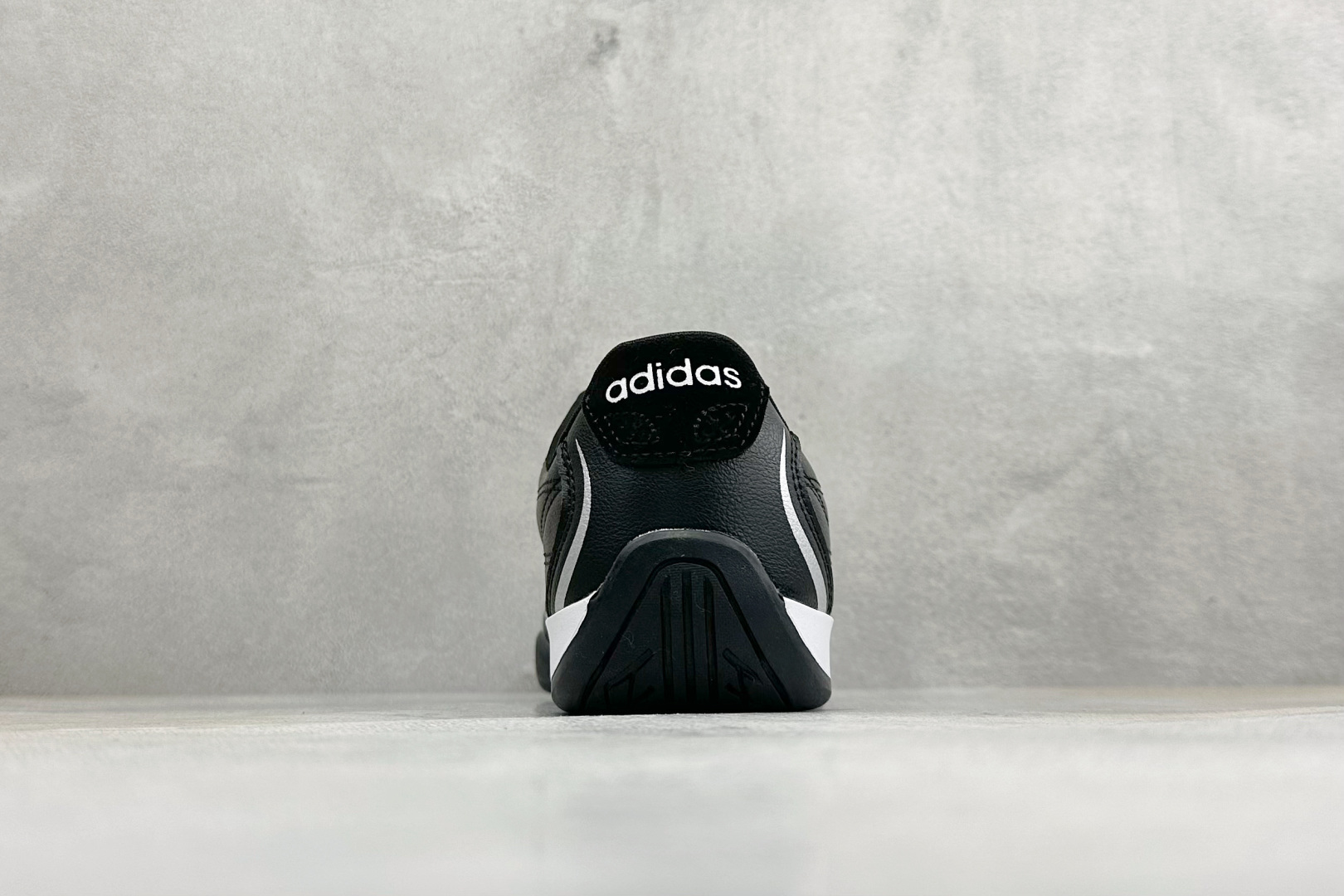 CH版Adidas Trainers 赛车跆拳道二代 阿迪经典复古慢跑鞋 鞋款采用舒爽尼龙鞋面、绒面革饰面和皮革细节等设
