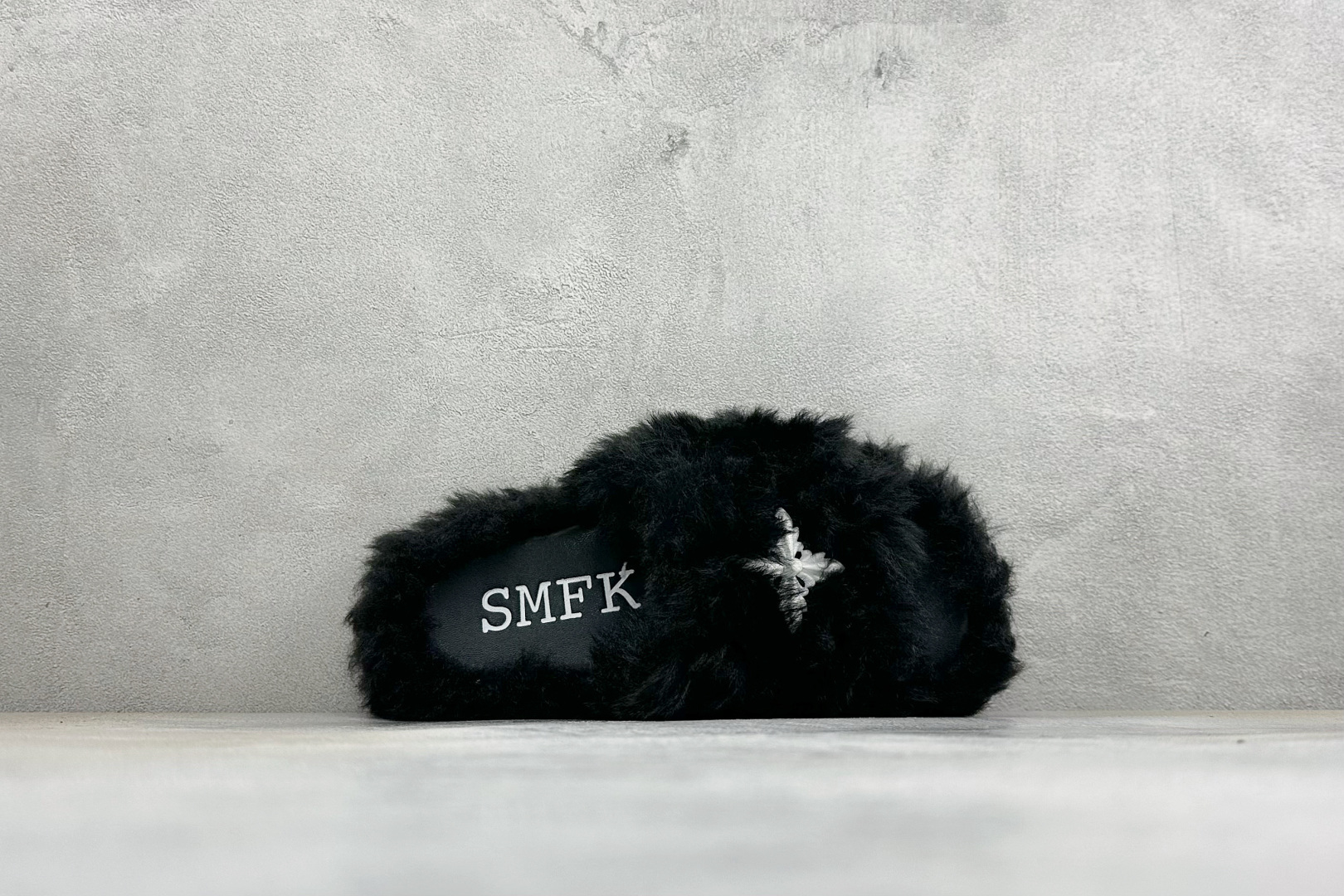 代购级SMFK十字架最新系带厚底休闲鞋毛毛拖鞋极简随意搭配都很可 ，原版鞋头搭配五金logo， 鞋面：进口羊卷毛 内里：
