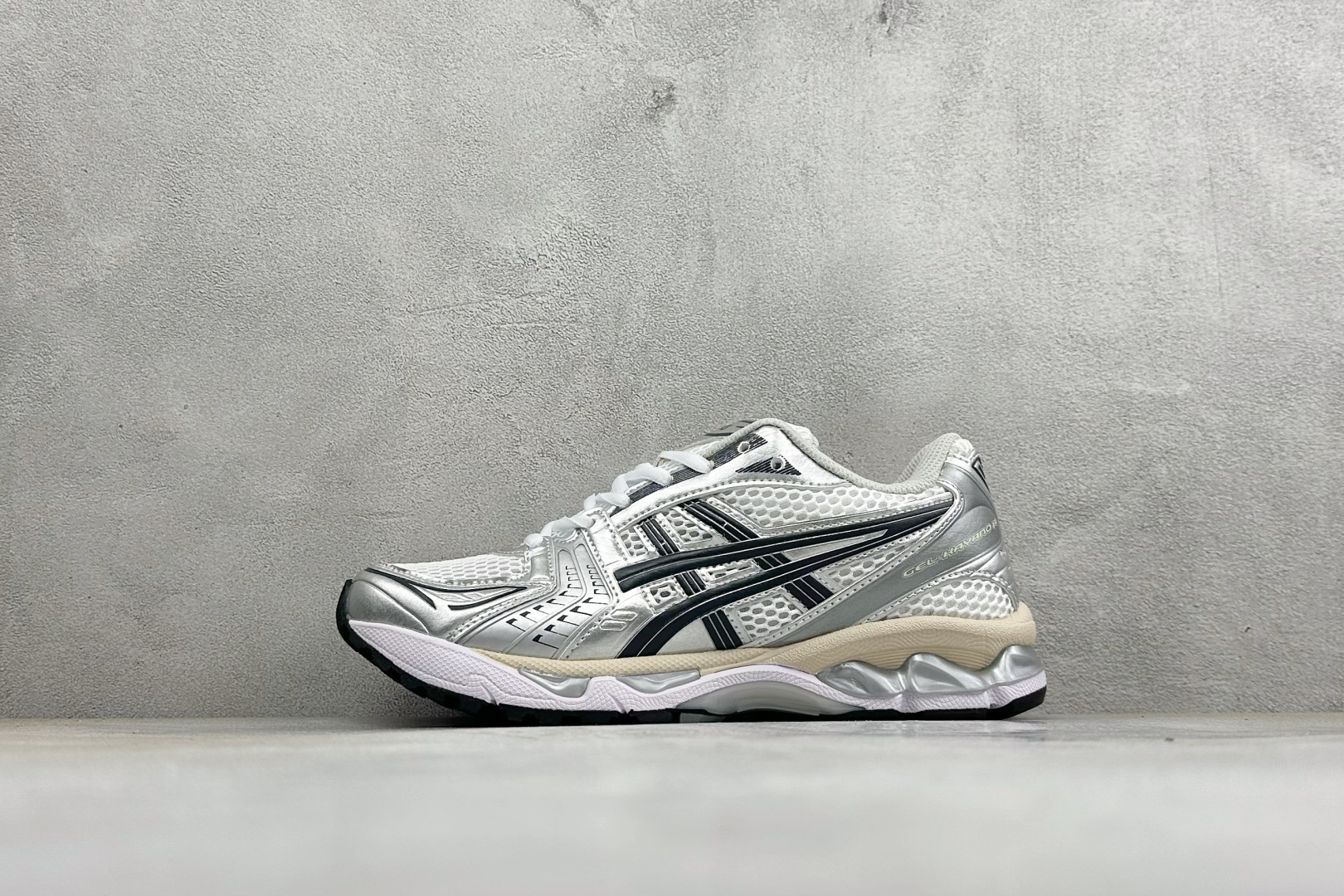 福利特价 Asics Gel-Kayano 14 亚瑟士运动休闲透气专业跑鞋 采用工程弹性双层再生针织密度鞋面材质 后跟