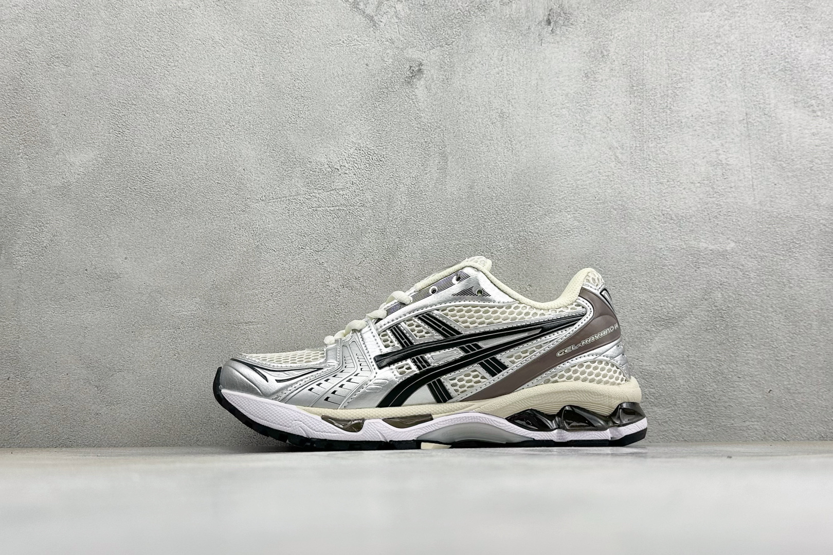福利特价 Asics Gel-Kayano 14 亚瑟士运动休闲透气专业跑鞋 采用工程弹性双层再生针织密度鞋面材质 后跟