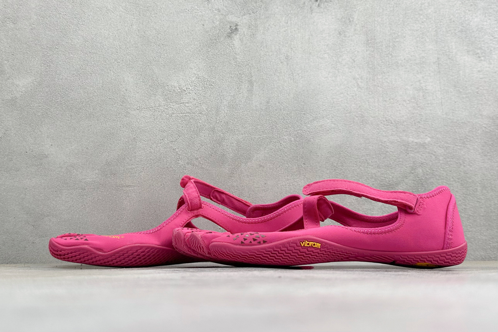 Vibram 玛丽珍五指赤足鞋 镂空打孔透气鞋面，自带可调节金属扣绑带，牢牢贴合脚型。独立分趾设计，解放脚趾，还原赤足体