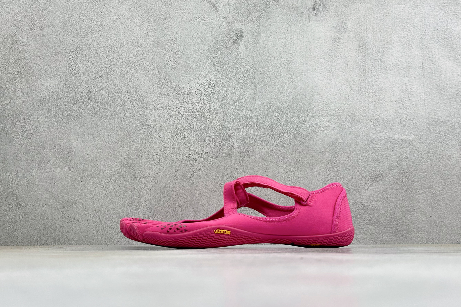 Vibram 玛丽珍五指赤足鞋 镂空打孔透气鞋面，自带可调节金属扣绑带，牢牢贴合脚型。独立分趾设计，解放脚趾，还原赤足体
