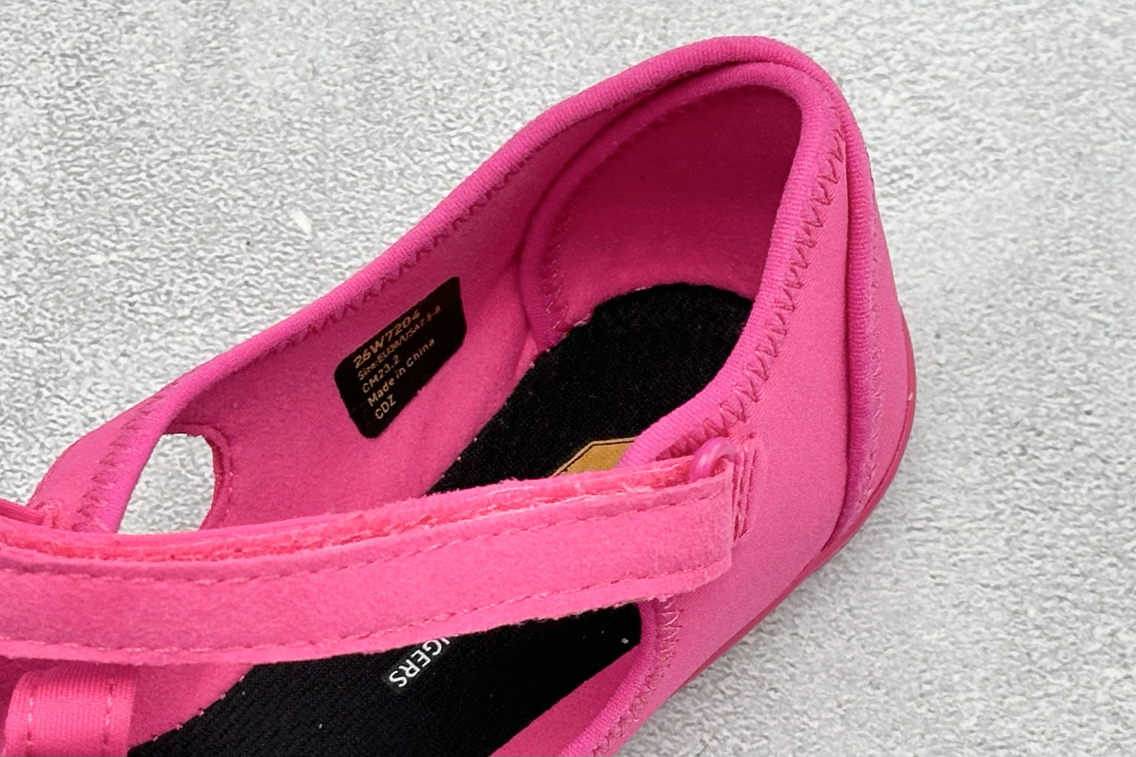 Vibram 玛丽珍五指赤足鞋 镂空打孔透气鞋面，自带可调节金属扣绑带，牢牢贴合脚型。独立分趾设计，解放脚趾，还原赤足体