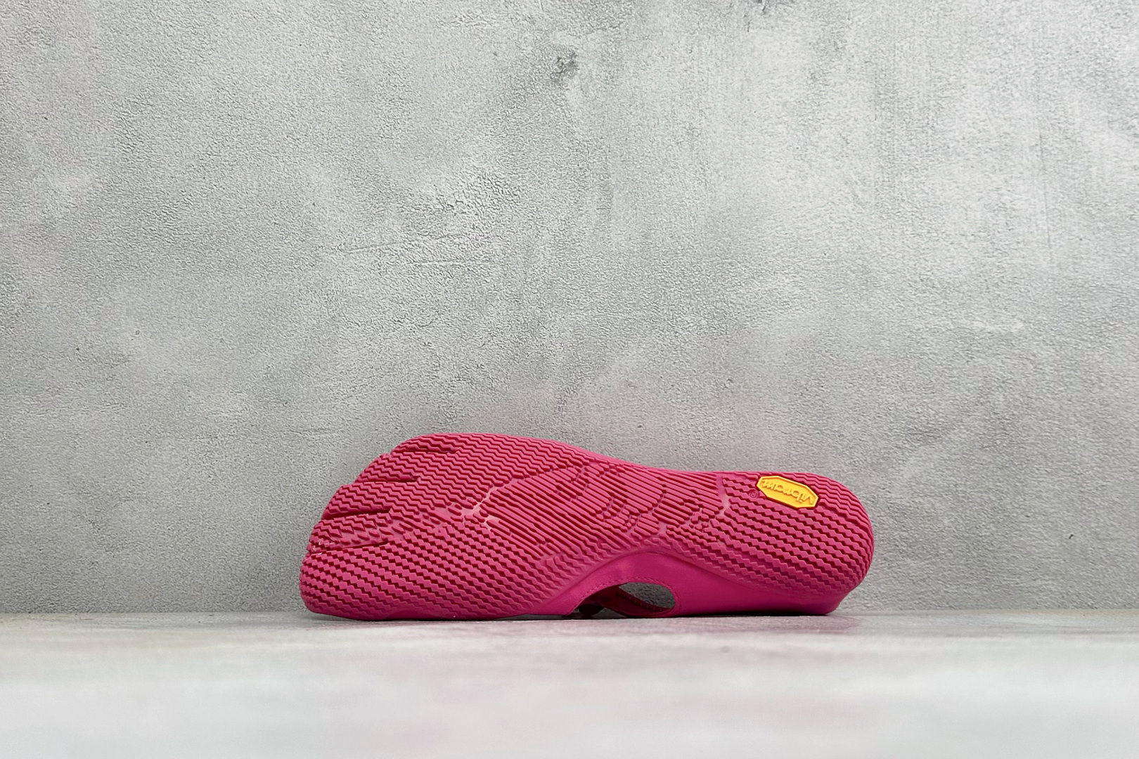 Vibram 玛丽珍五指赤足鞋 镂空打孔透气鞋面，自带可调节金属扣绑带，牢牢贴合脚型。独立分趾设计，解放脚趾，还原赤足体