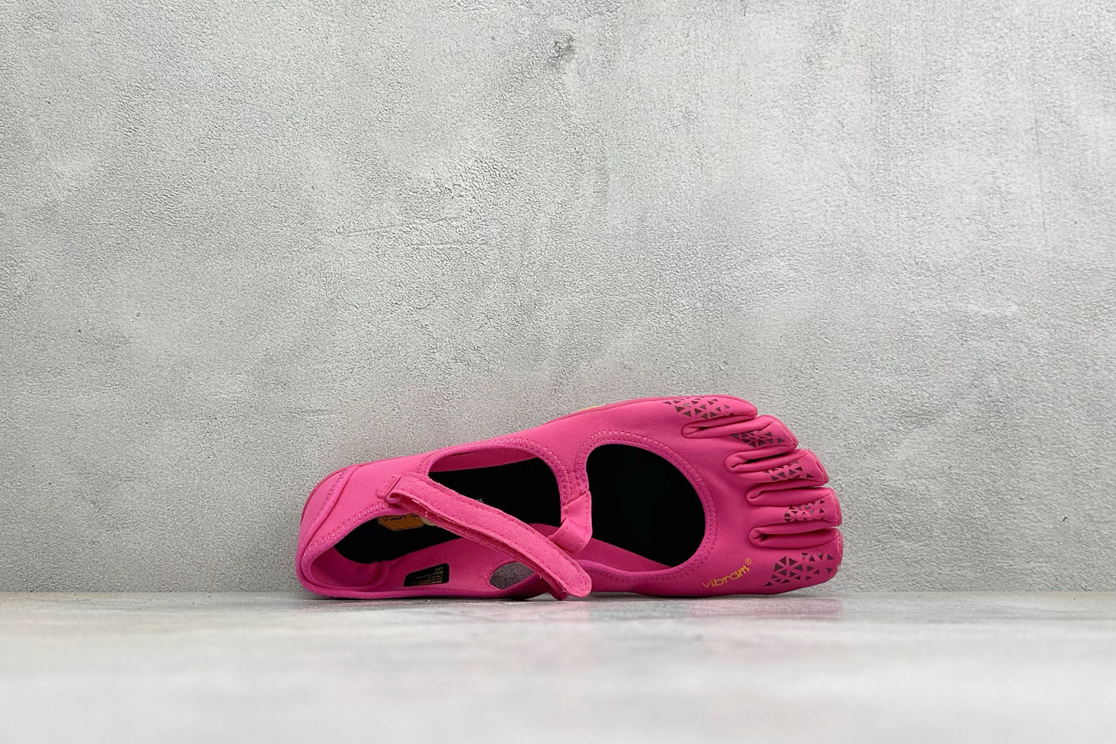 Vibram 玛丽珍五指赤足鞋 镂空打孔透气鞋面，自带可调节金属扣绑带，牢牢贴合脚型。独立分趾设计，解放脚趾，还原赤足体