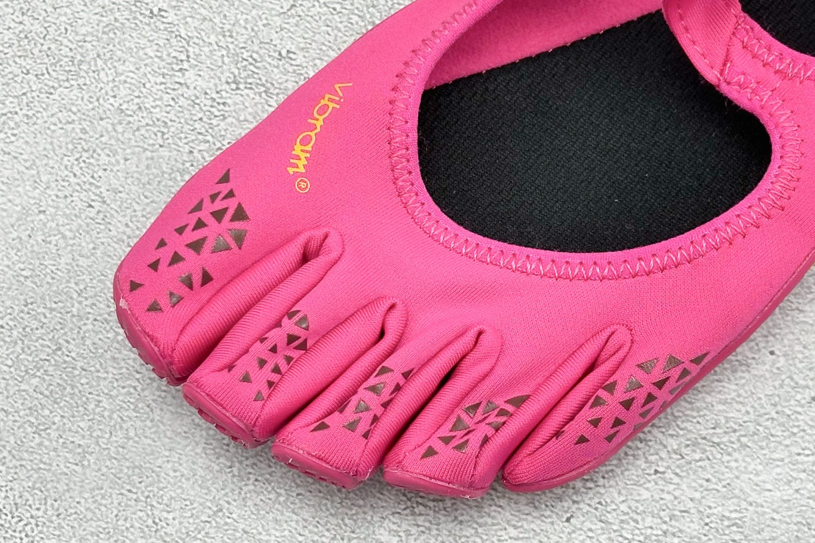 Vibram 玛丽珍五指赤足鞋 镂空打孔透气鞋面，自带可调节金属扣绑带，牢牢贴合脚型。独立分趾设计，解放脚趾，还原赤足体