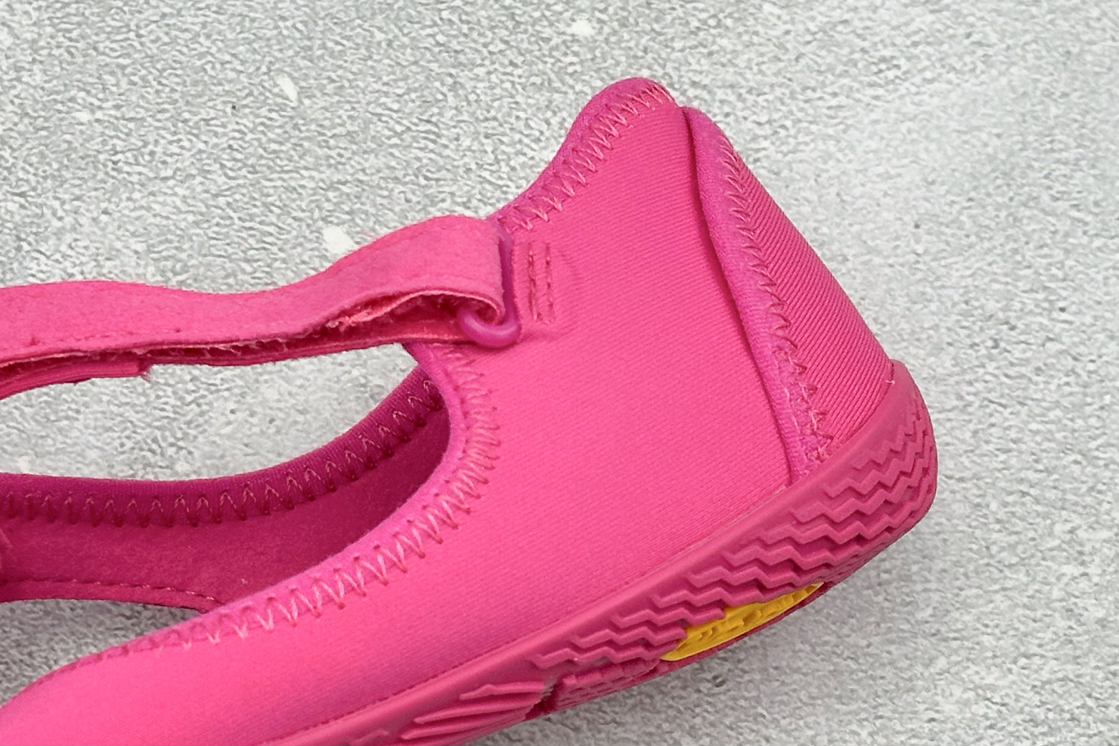 Vibram 玛丽珍五指赤足鞋 镂空打孔透气鞋面，自带可调节金属扣绑带，牢牢贴合脚型。独立分趾设计，解放脚趾，还原赤足体