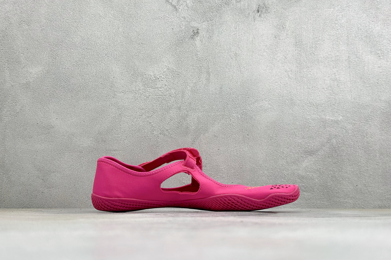 Vibram 玛丽珍五指赤足鞋 镂空打孔透气鞋面，自带可调节金属扣绑带，牢牢贴合脚型。独立分趾设计，解放脚趾，还原赤足体