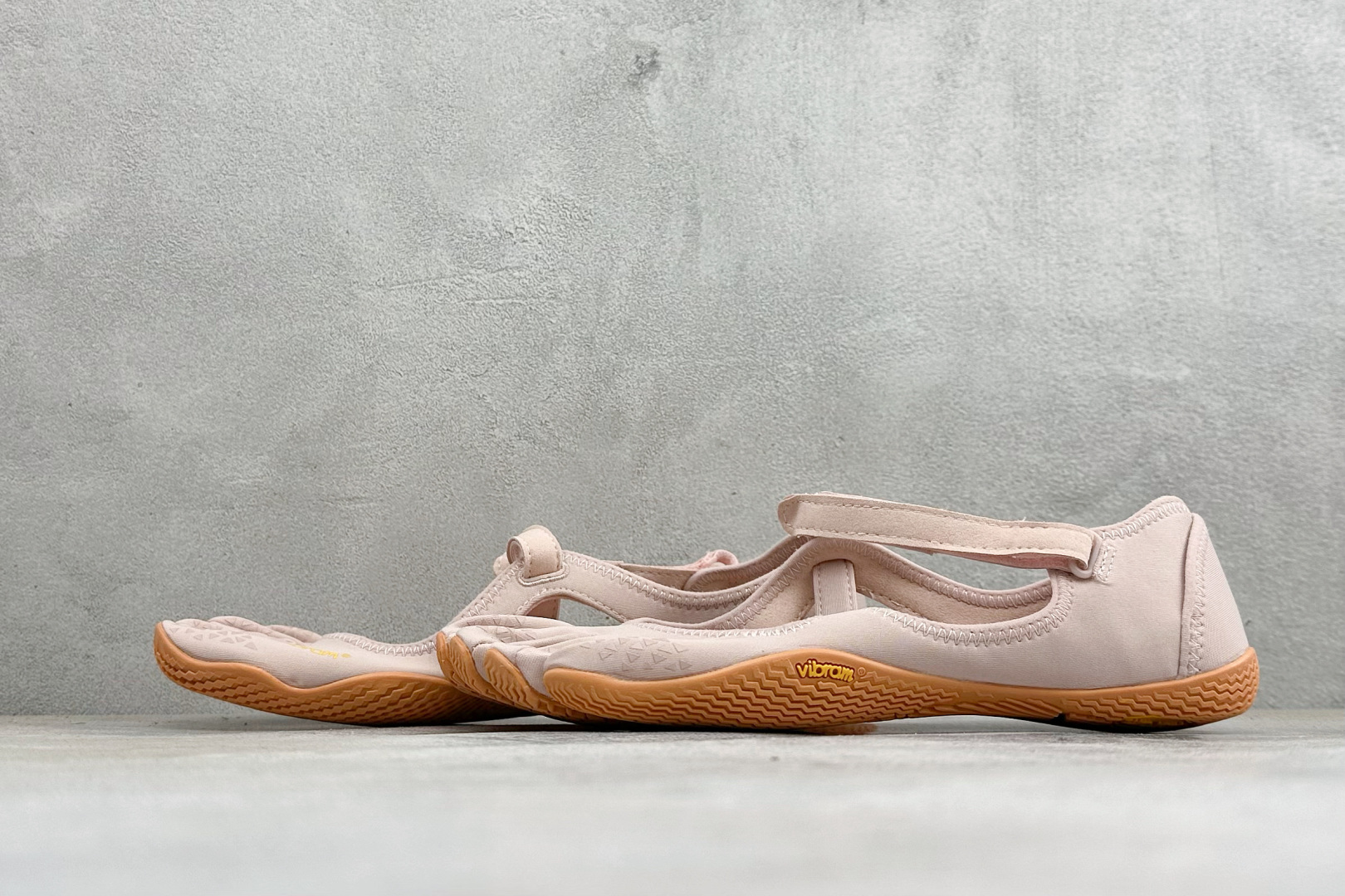 Vibram 玛丽珍五指赤足鞋 镂空打孔透气鞋面，自带可调节金属扣绑带，牢牢贴合脚型。独立分趾设计，解放脚趾，还原赤足体