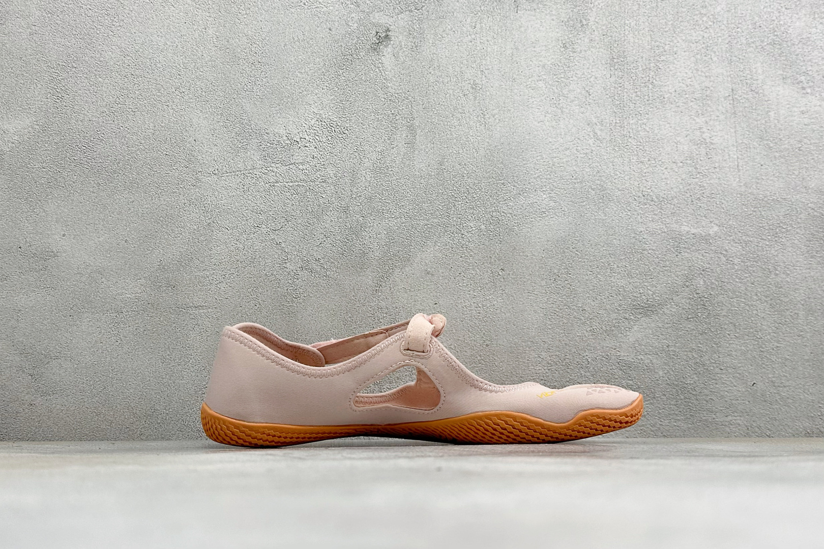 Vibram 玛丽珍五指赤足鞋 镂空打孔透气鞋面，自带可调节金属扣绑带，牢牢贴合脚型。独立分趾设计，解放脚趾，还原赤足体