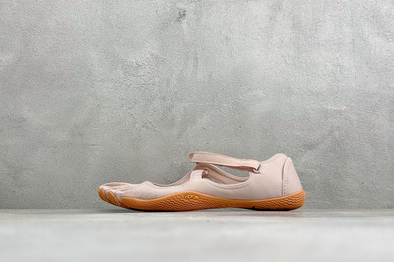 Vibram 玛丽珍五指赤足鞋 镂空打孔透气鞋面，自带可调节金属扣绑带，牢牢贴合脚型。独立分趾设计，解放脚趾，还原赤足体