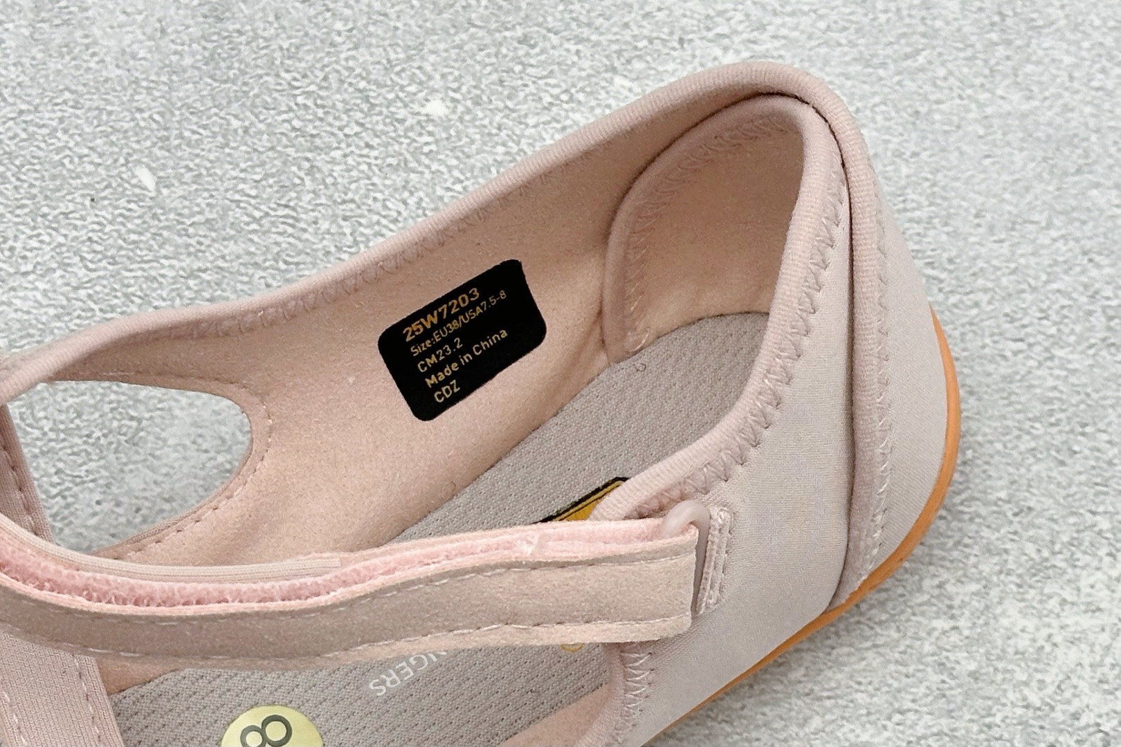 Vibram 玛丽珍五指赤足鞋 镂空打孔透气鞋面，自带可调节金属扣绑带，牢牢贴合脚型。独立分趾设计，解放脚趾，还原赤足体