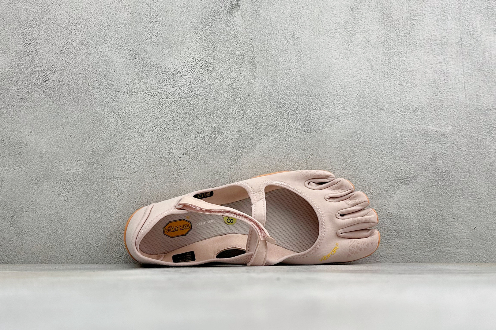 Vibram 玛丽珍五指赤足鞋 镂空打孔透气鞋面，自带可调节金属扣绑带，牢牢贴合脚型。独立分趾设计，解放脚趾，还原赤足体