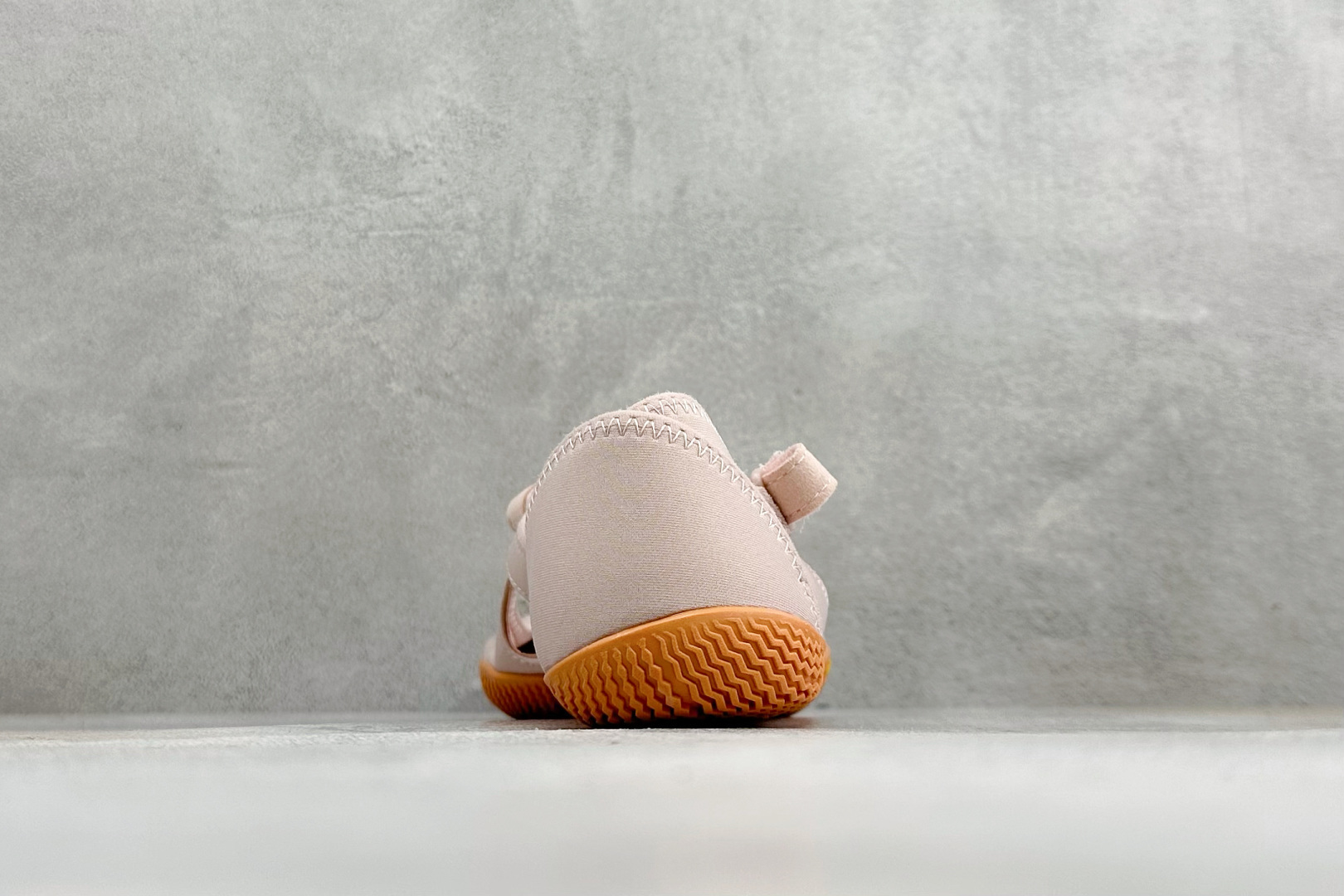 Vibram 玛丽珍五指赤足鞋 镂空打孔透气鞋面，自带可调节金属扣绑带，牢牢贴合脚型。独立分趾设计，解放脚趾，还原赤足体