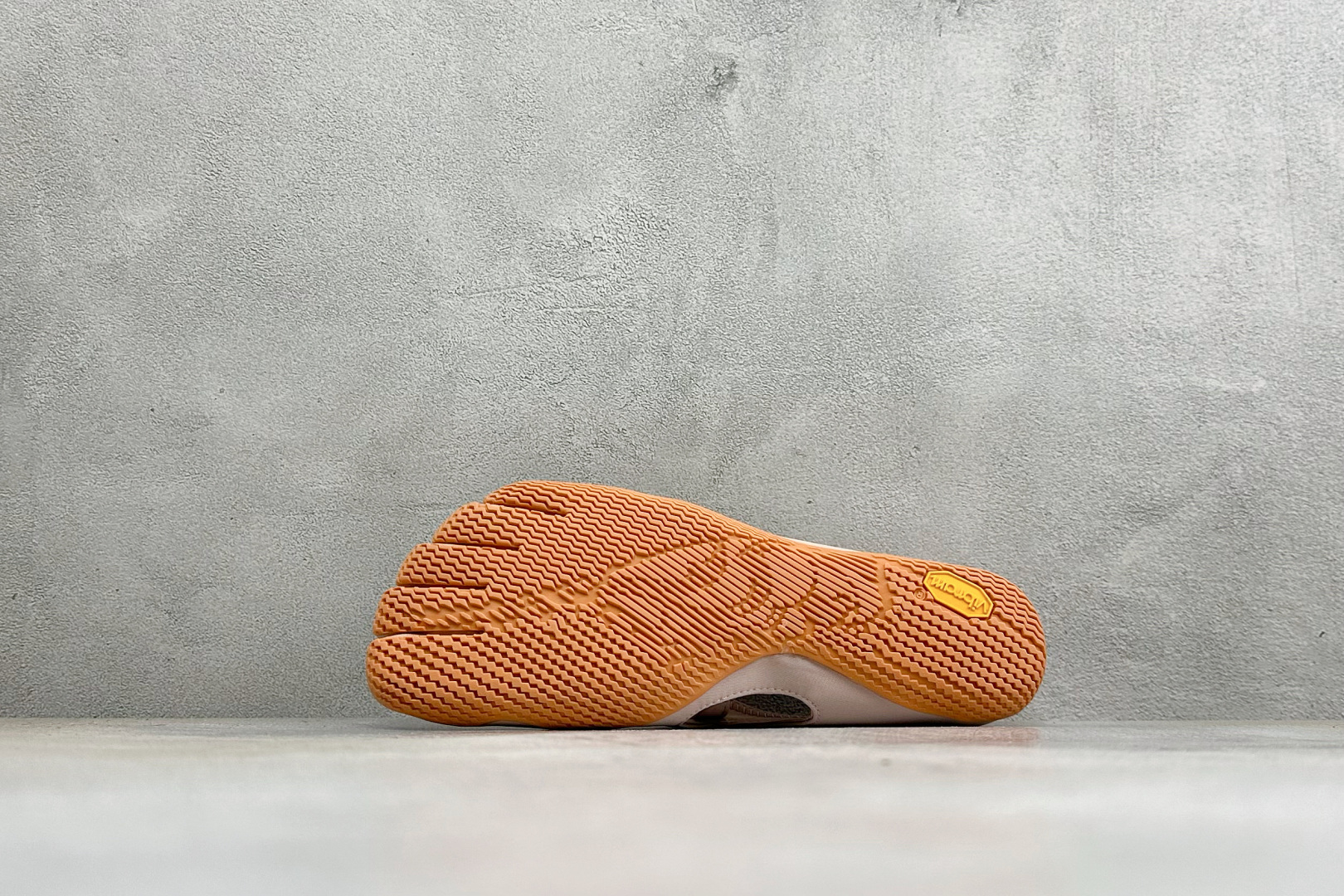 Vibram 玛丽珍五指赤足鞋 镂空打孔透气鞋面，自带可调节金属扣绑带，牢牢贴合脚型。独立分趾设计，解放脚趾，还原赤足体