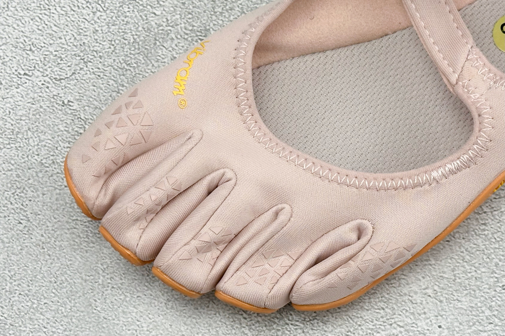 Vibram 玛丽珍五指赤足鞋 镂空打孔透气鞋面，自带可调节金属扣绑带，牢牢贴合脚型。独立分趾设计，解放脚趾，还原赤足体