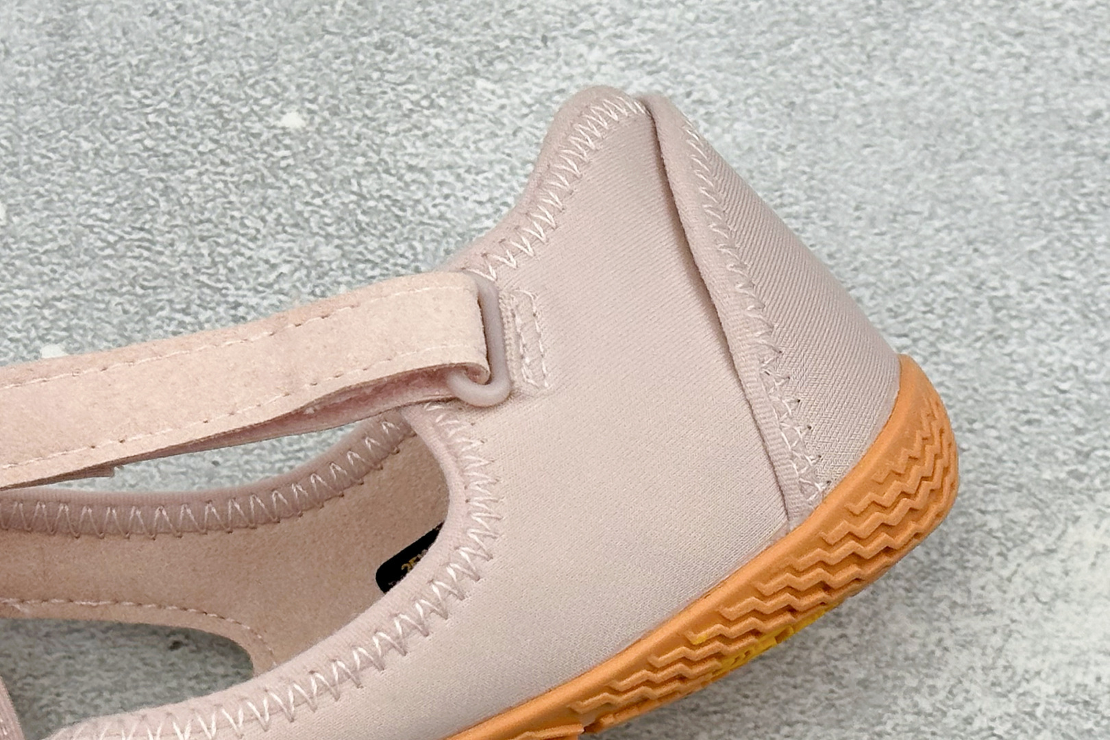 Vibram 玛丽珍五指赤足鞋 镂空打孔透气鞋面，自带可调节金属扣绑带，牢牢贴合脚型。独立分趾设计，解放脚趾，还原赤足体