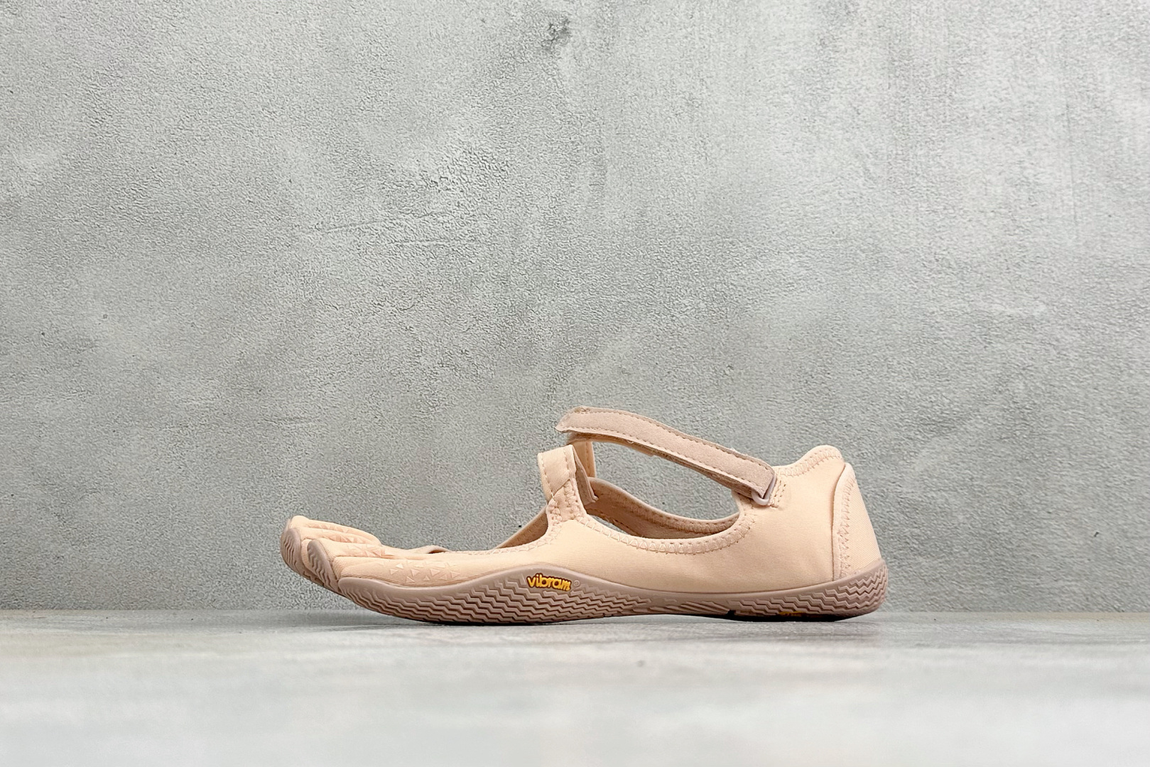 Vibram 玛丽珍五指赤足鞋 镂空打孔透气鞋面，自带可调节金属扣绑带，牢牢贴合脚型。独立分趾设计，解放脚趾，还原赤足体