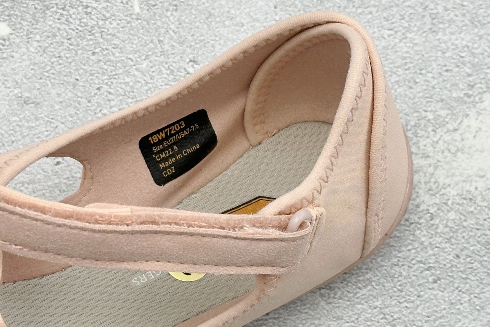 Vibram 玛丽珍五指赤足鞋 镂空打孔透气鞋面，自带可调节金属扣绑带，牢牢贴合脚型。独立分趾设计，解放脚趾，还原赤足体