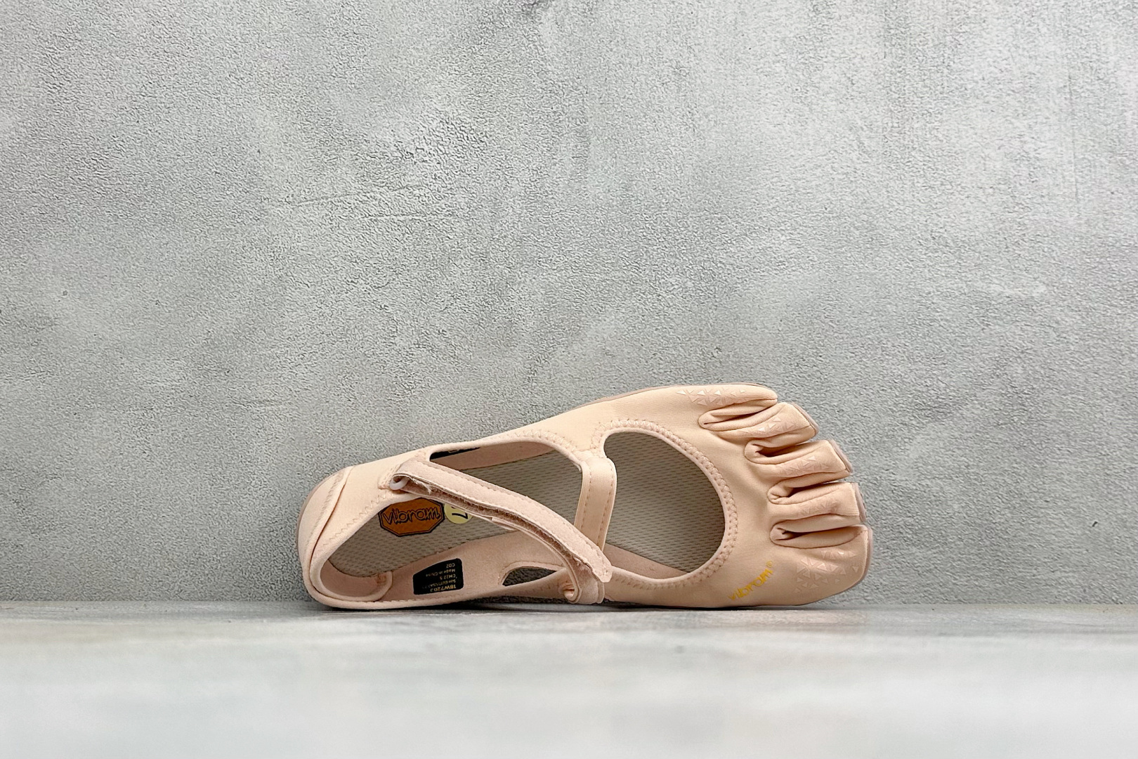 Vibram 玛丽珍五指赤足鞋 镂空打孔透气鞋面，自带可调节金属扣绑带，牢牢贴合脚型。独立分趾设计，解放脚趾，还原赤足体