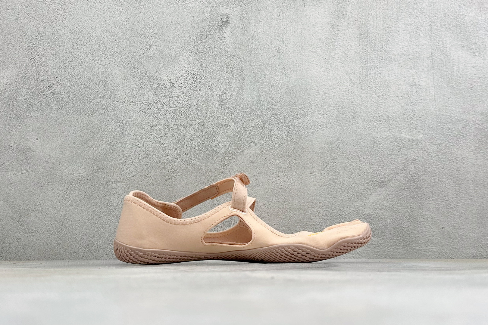 Vibram 玛丽珍五指赤足鞋 镂空打孔透气鞋面，自带可调节金属扣绑带，牢牢贴合脚型。独立分趾设计，解放脚趾，还原赤足体