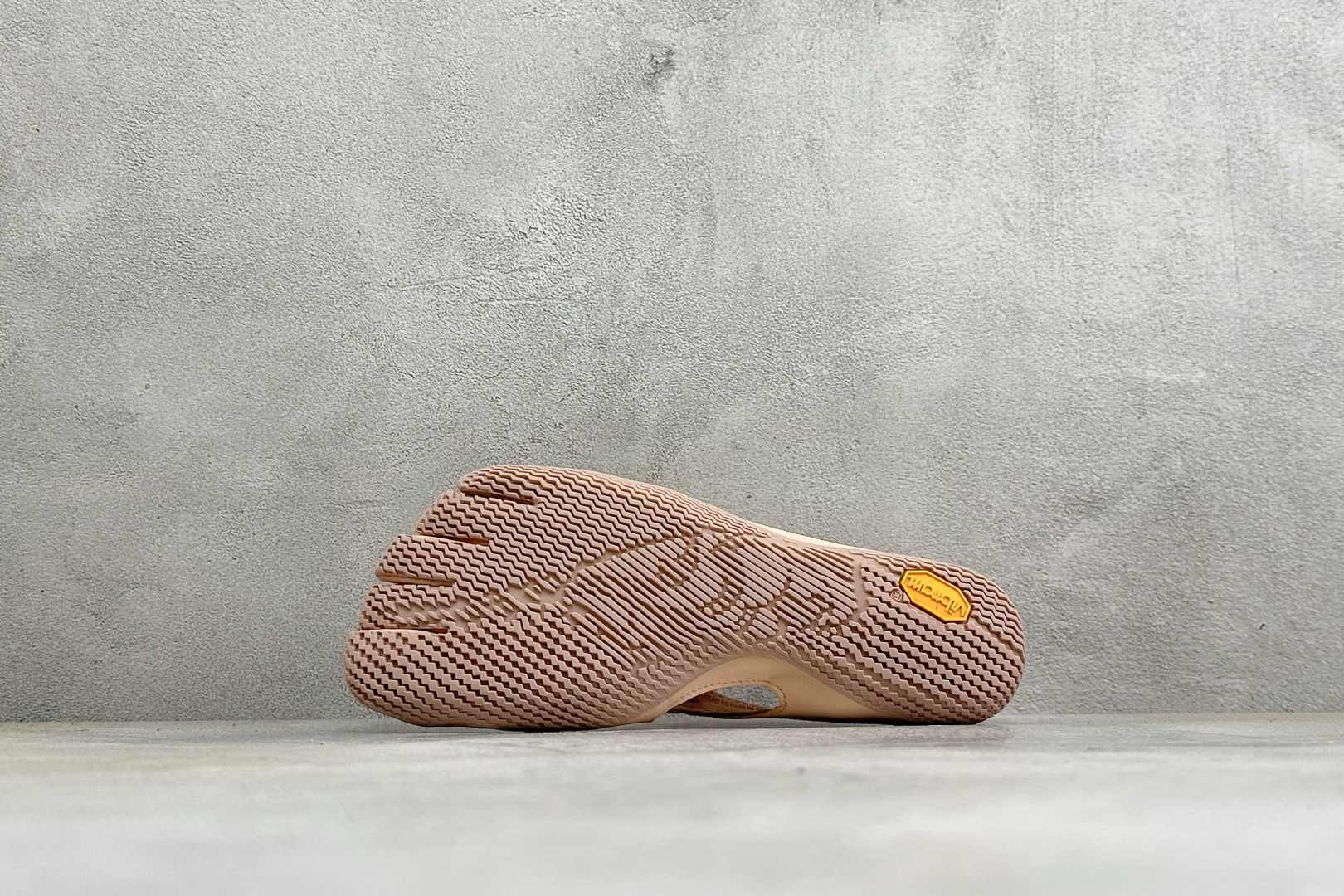 Vibram 玛丽珍五指赤足鞋 镂空打孔透气鞋面，自带可调节金属扣绑带，牢牢贴合脚型。独立分趾设计，解放脚趾，还原赤足体