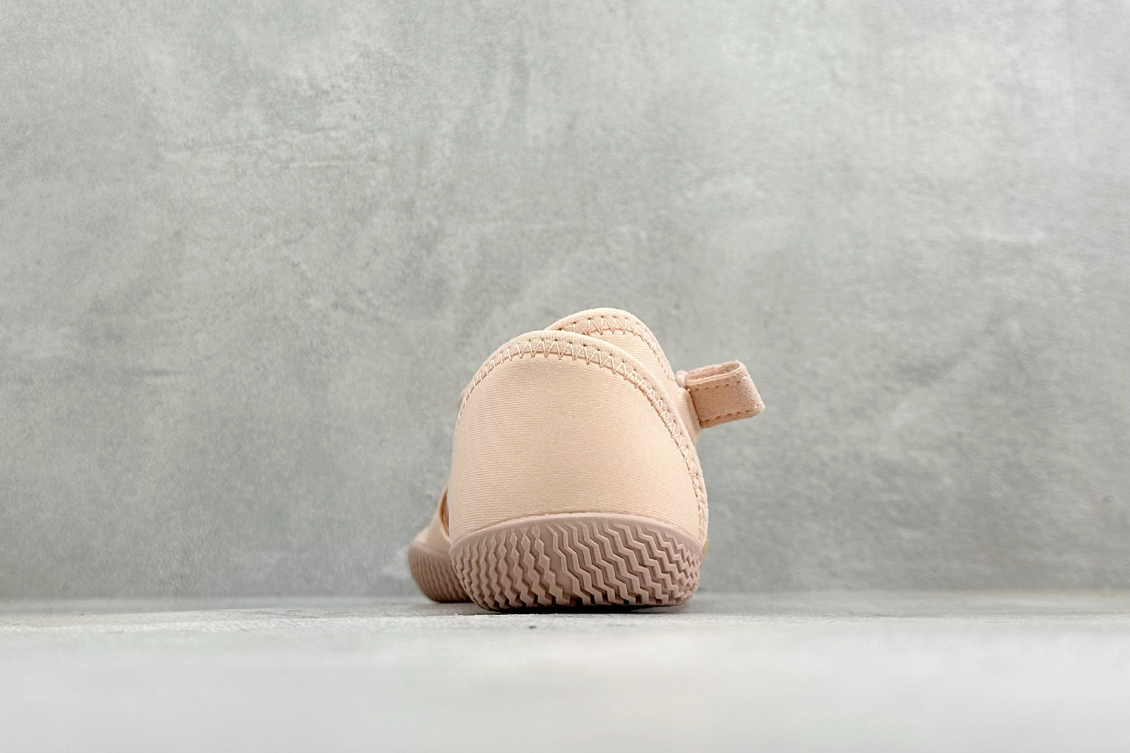 Vibram 玛丽珍五指赤足鞋 镂空打孔透气鞋面，自带可调节金属扣绑带，牢牢贴合脚型。独立分趾设计，解放脚趾，还原赤足体
