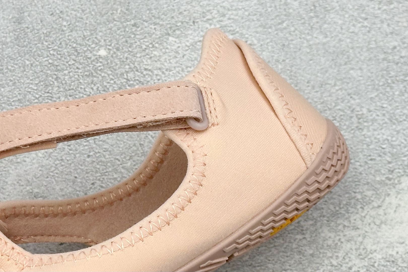 Vibram 玛丽珍五指赤足鞋 镂空打孔透气鞋面，自带可调节金属扣绑带，牢牢贴合脚型。独立分趾设计，解放脚趾，还原赤足体