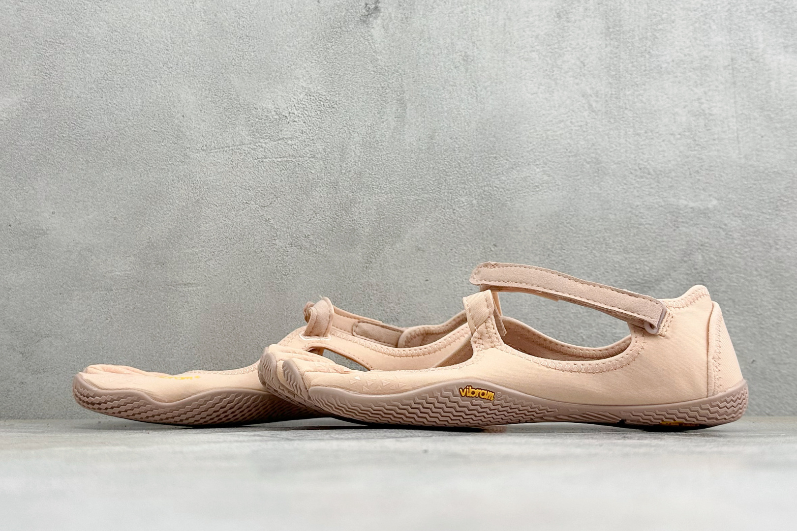 Vibram 玛丽珍五指赤足鞋 镂空打孔透气鞋面，自带可调节金属扣绑带，牢牢贴合脚型。独立分趾设计，解放脚趾，还原赤足体