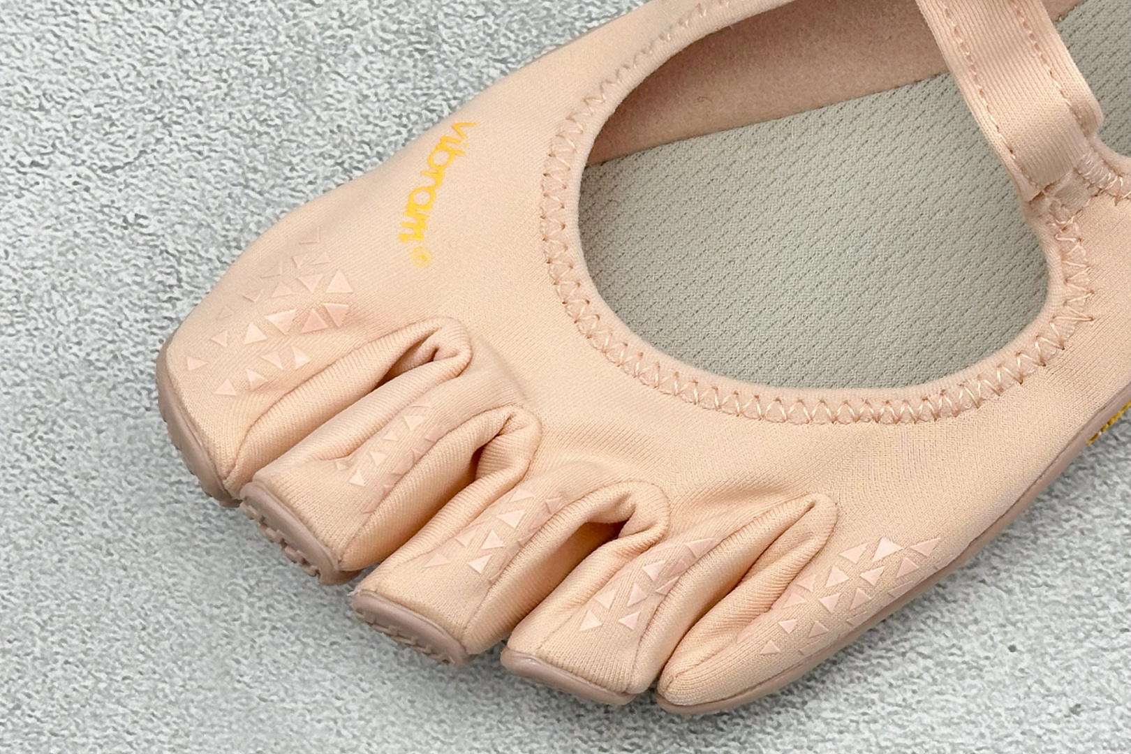 Vibram 玛丽珍五指赤足鞋 镂空打孔透气鞋面，自带可调节金属扣绑带，牢牢贴合脚型。独立分趾设计，解放脚趾，还原赤足体
