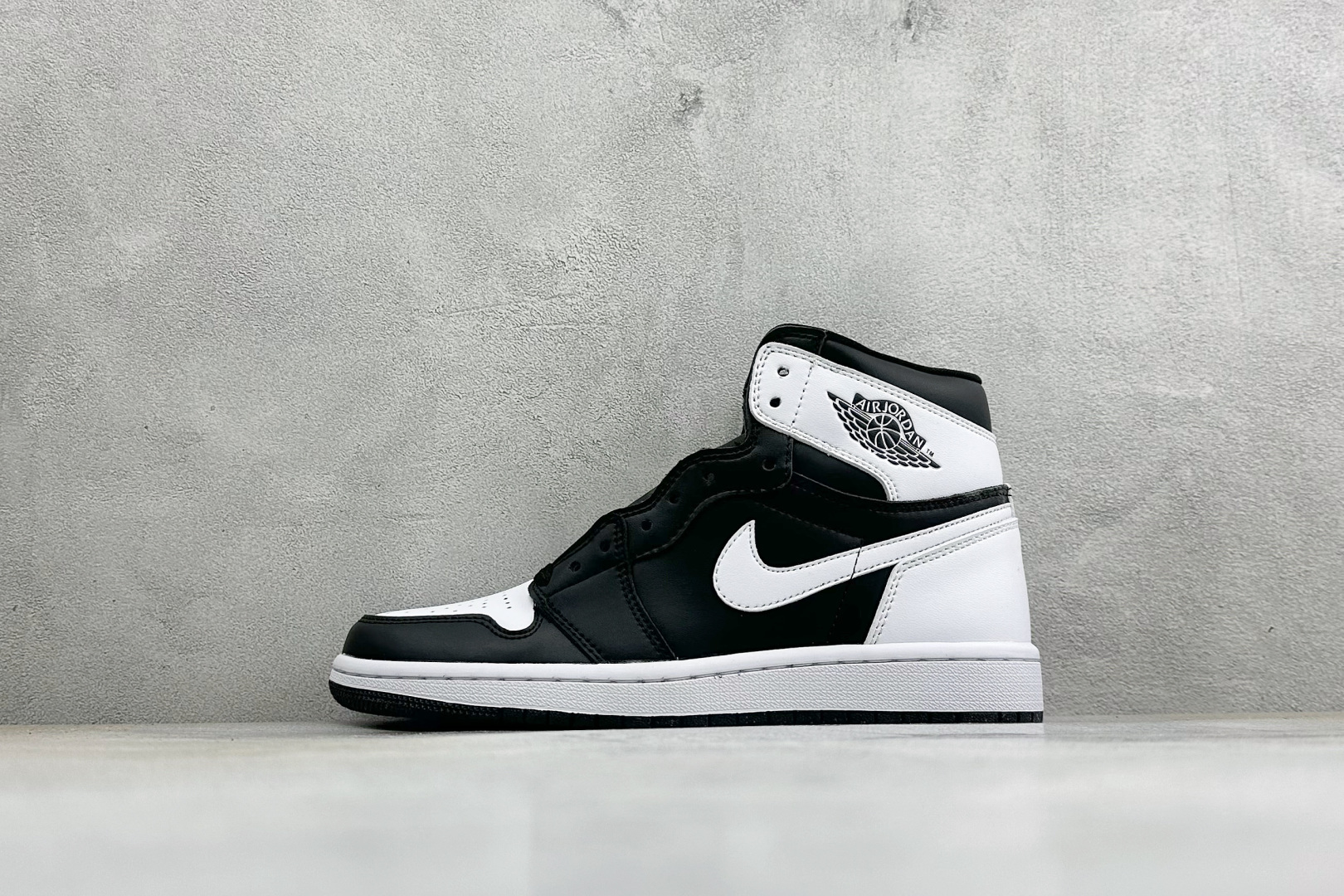 KZ纯原福利 Air Jordan 1 Mid AJ1 高帮篮球鞋 用料扎实 精雕细琢，鞋型极致， 细节如图，飞翼3D打