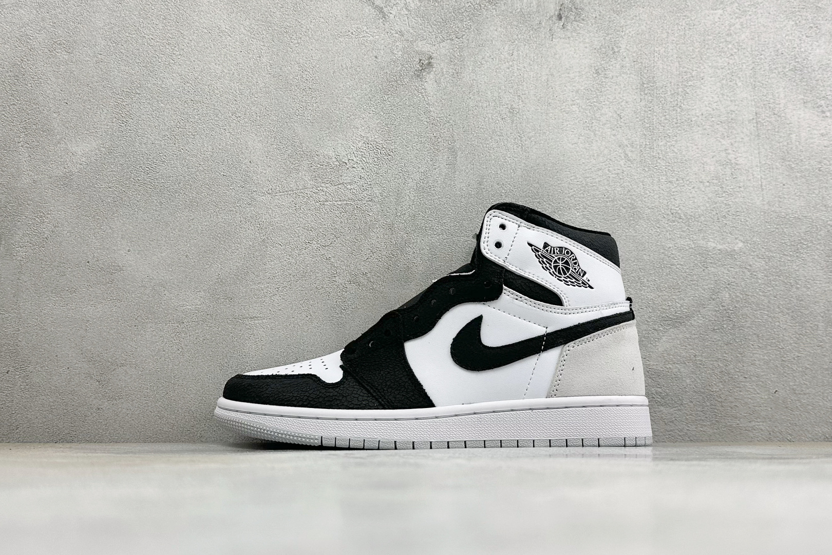 KZ纯原福利 Air Jordan 1 Mid AJ1 高帮篮球鞋 用料扎实 精雕细琢，鞋型极致， 细节如图，飞翼3D打