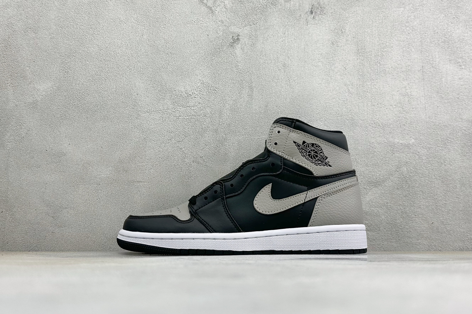 KZ纯原福利 Air Jordan 1 Mid AJ1 高帮篮球鞋 用料扎实 精雕细琢，鞋型极致， 细节如图，飞翼3D打