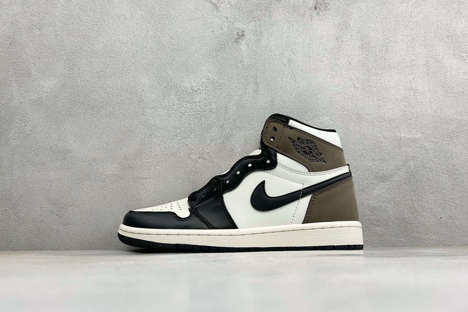 KZ纯原福利 Air Jordan 1 Mid AJ1 高帮篮球鞋 用料扎实 精雕细琢，鞋型极致， 细节如图，飞翼3D打