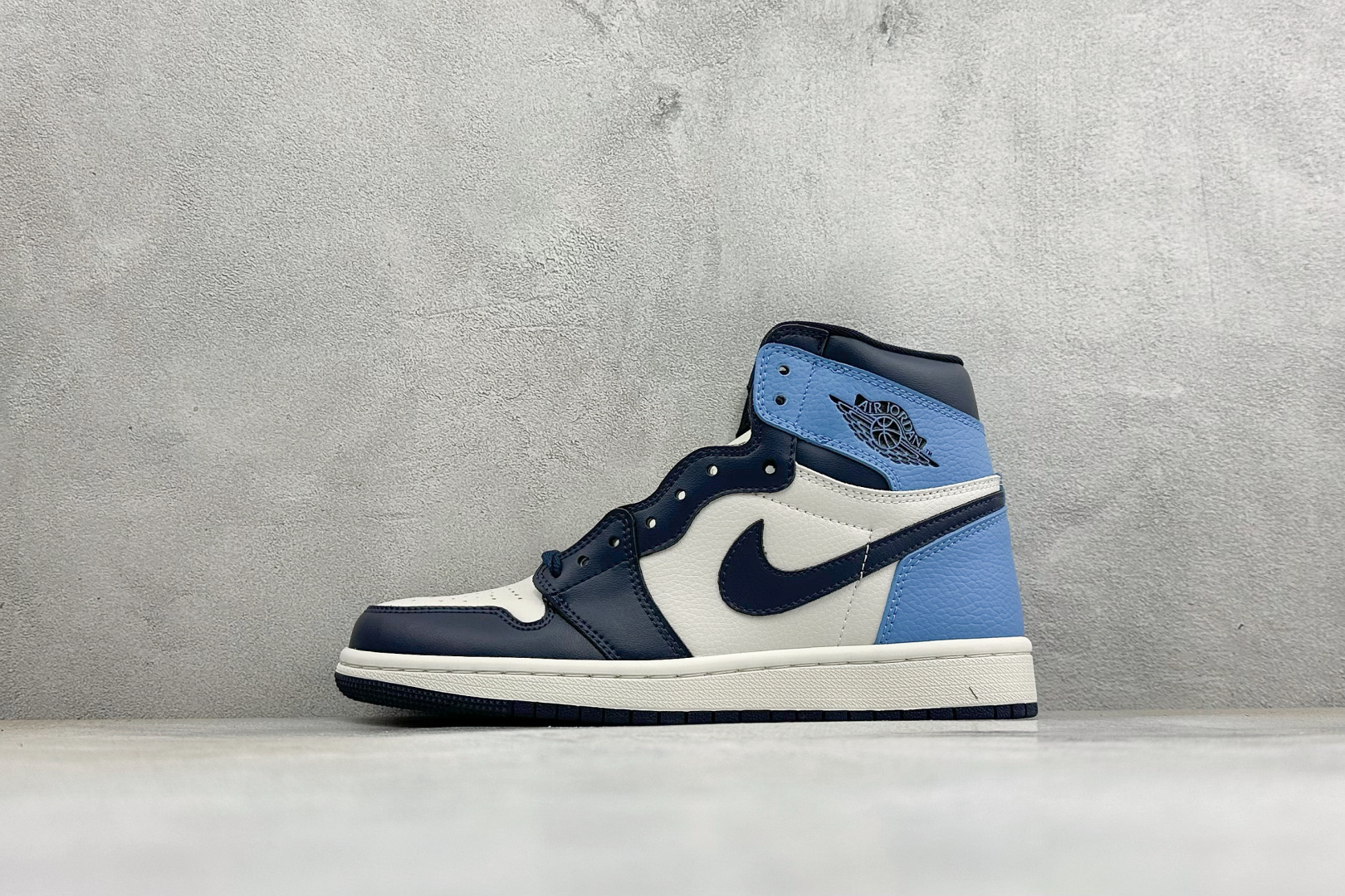 KZ纯原福利 Air Jordan 1 Mid AJ1 高帮篮球鞋 用料扎实 精雕细琢，鞋型极致， 细节如图，飞翼3D打