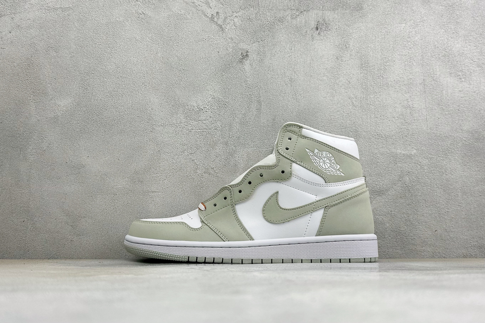 KZ纯原福利 Air Jordan 1 Mid AJ1 高帮篮球鞋 用料扎实 精雕细琢，鞋型极致， 细节如图，飞翼3D打