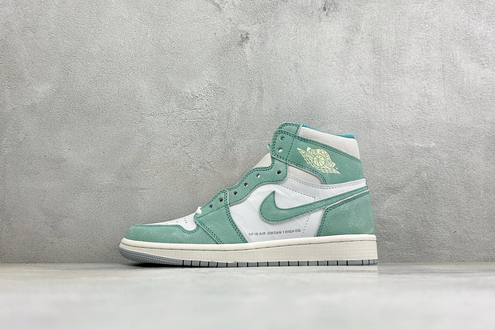 KZ纯原福利 Air Jordan 1 Mid AJ1 高帮篮球鞋 用料扎实 精雕细琢，鞋型极致， 细节如图，飞翼3D打