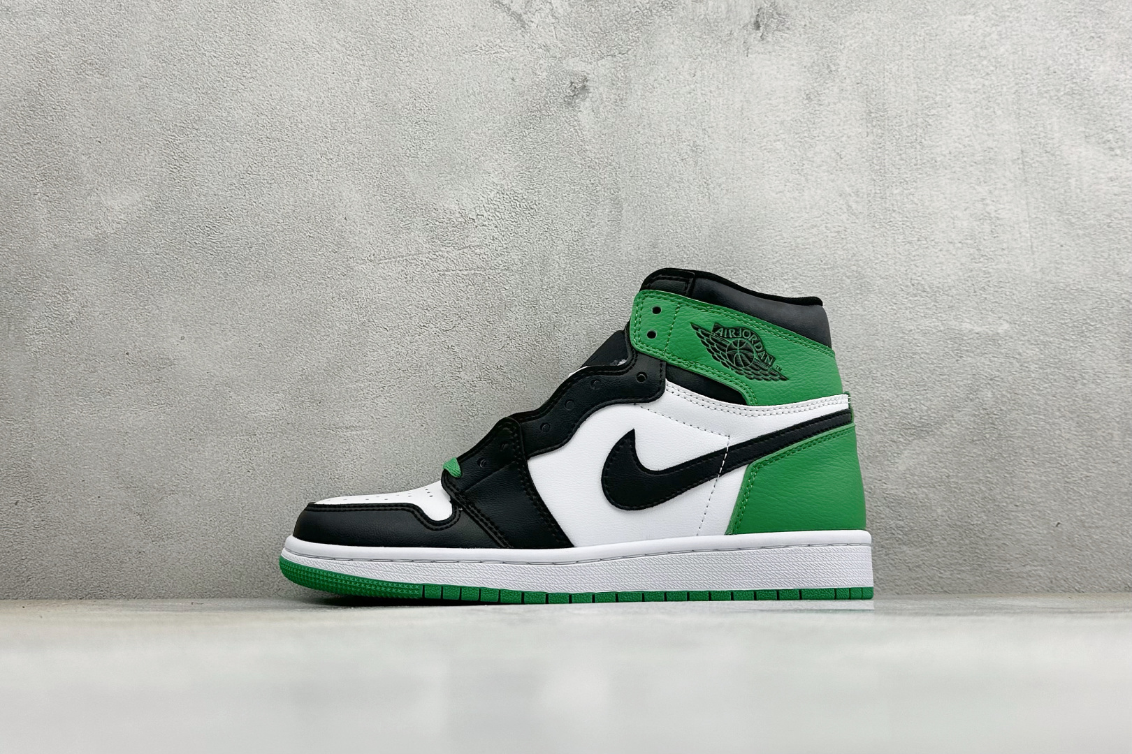 KZ纯原福利 Air Jordan 1 Mid AJ1 高帮篮球鞋 用料扎实 精雕细琢，鞋型极致， 细节如图，飞翼3D打